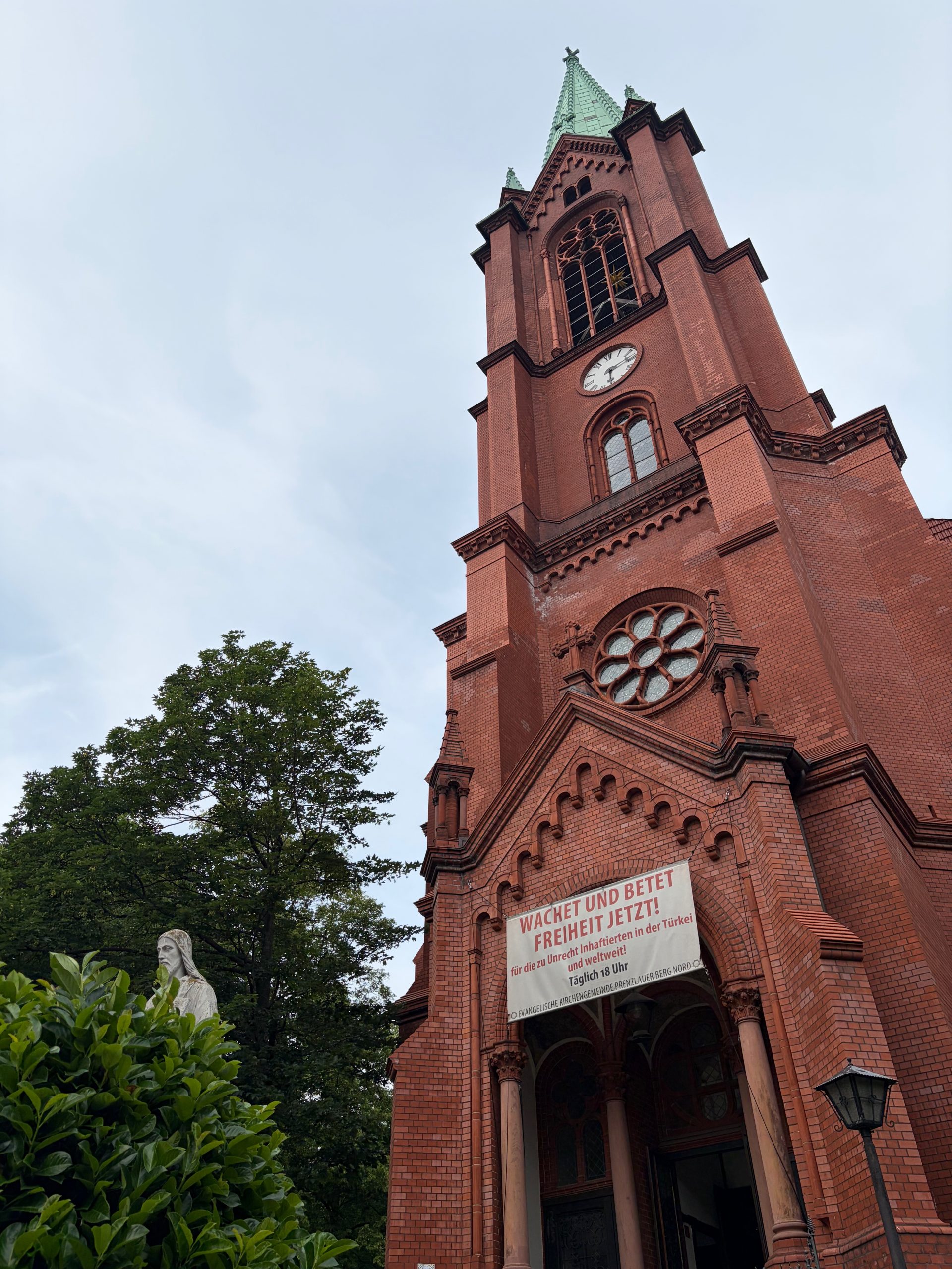 Gethesemanekirche. Banner Wachet und Betet
